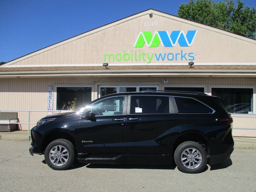 Black Toyota Sienna image number 3