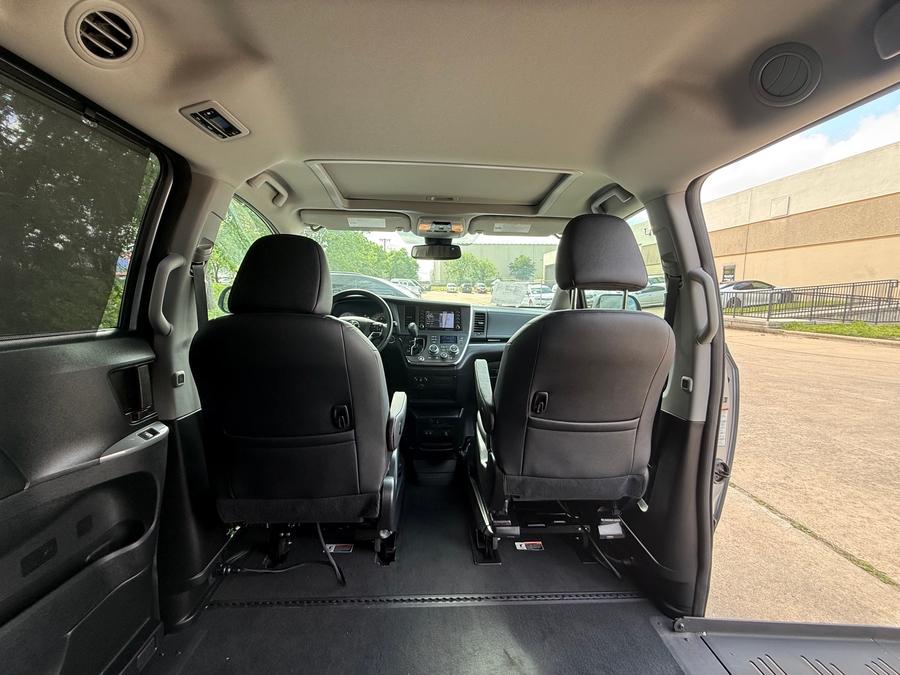 Used 2018 Toyota Sienna SE - BraunAbility Side Entry Entry Fold Out Automatic Ramp
