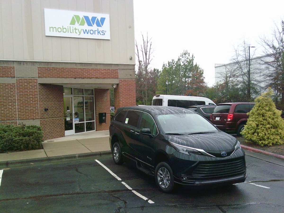 2025 Toyota Sienna XLE's photo