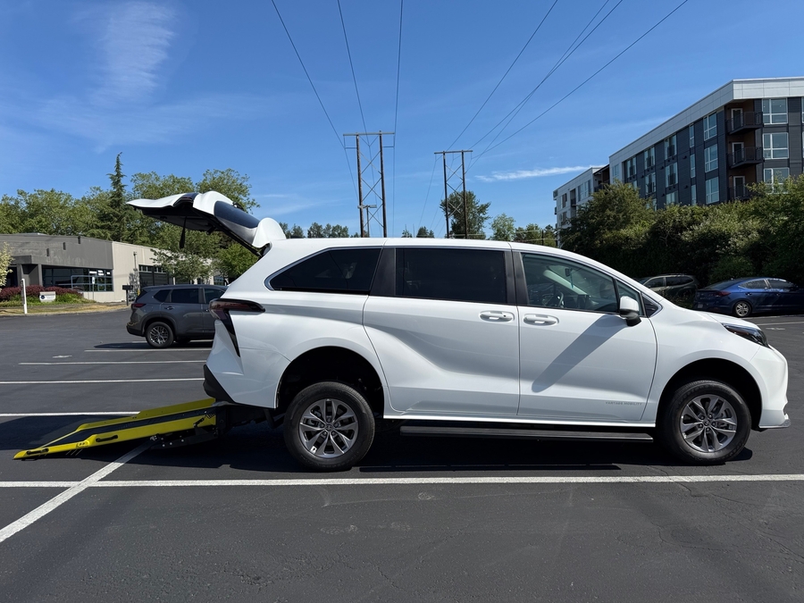 New 2026 Toyota Sienna Hybrid LE w swivel 2nd row - Vantage Mobility Commercial Rear Entry Entry Fold Out Manual Ramp