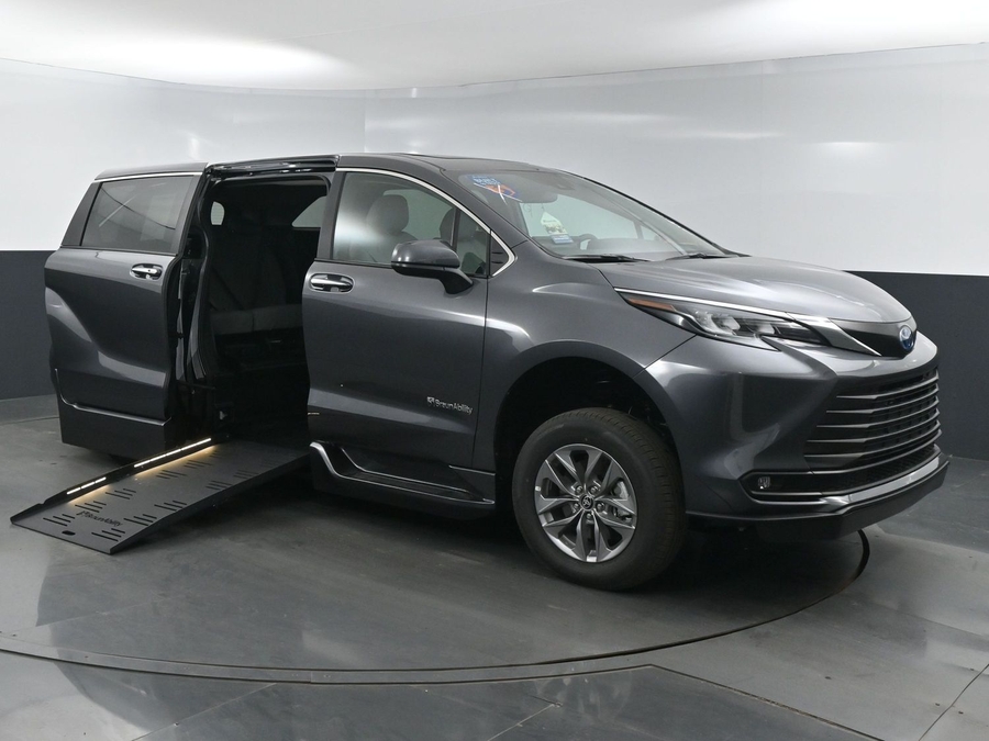 New 2025 Toyota Sienna Hybrid XLE Base - BraunAbility Side Entry Entry Fold Out Automatic Ramp