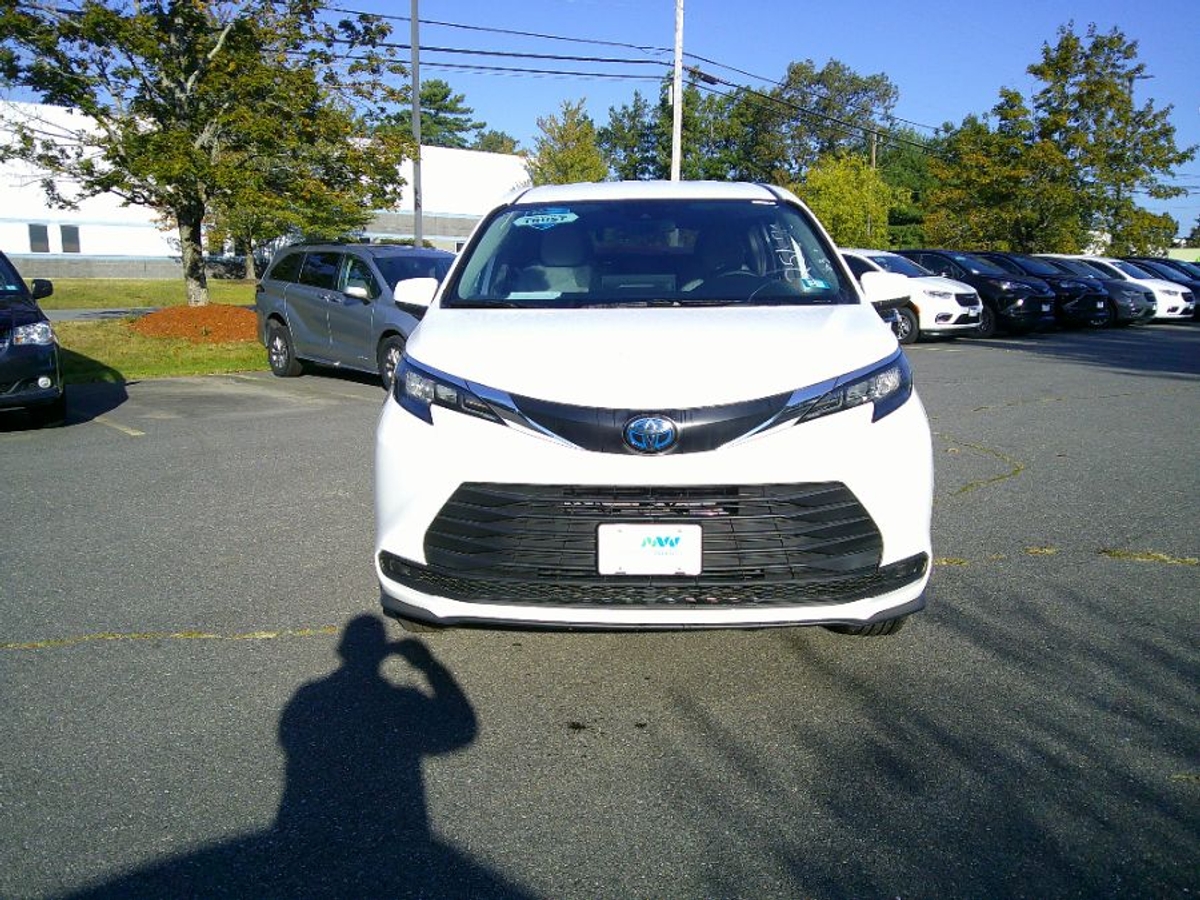 White Toyota Sienna image number 4