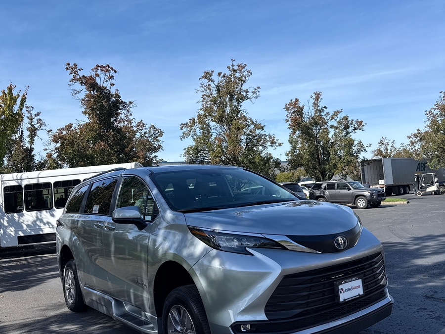 Used 2025 Toyota Sienna Hybrid XLE Plus - BraunAbility Side Entry Fold Out Automatic Ramp