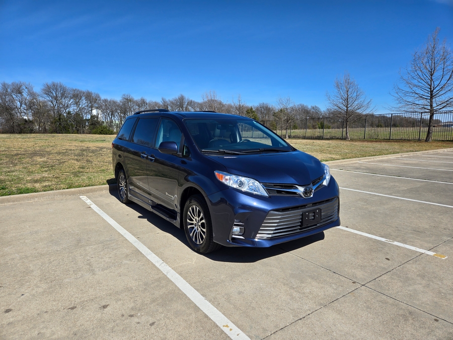 Used 2020 Toyota Sienna XLE Base - BraunAbility Side Entry Entry In Floor Automatic Ramp