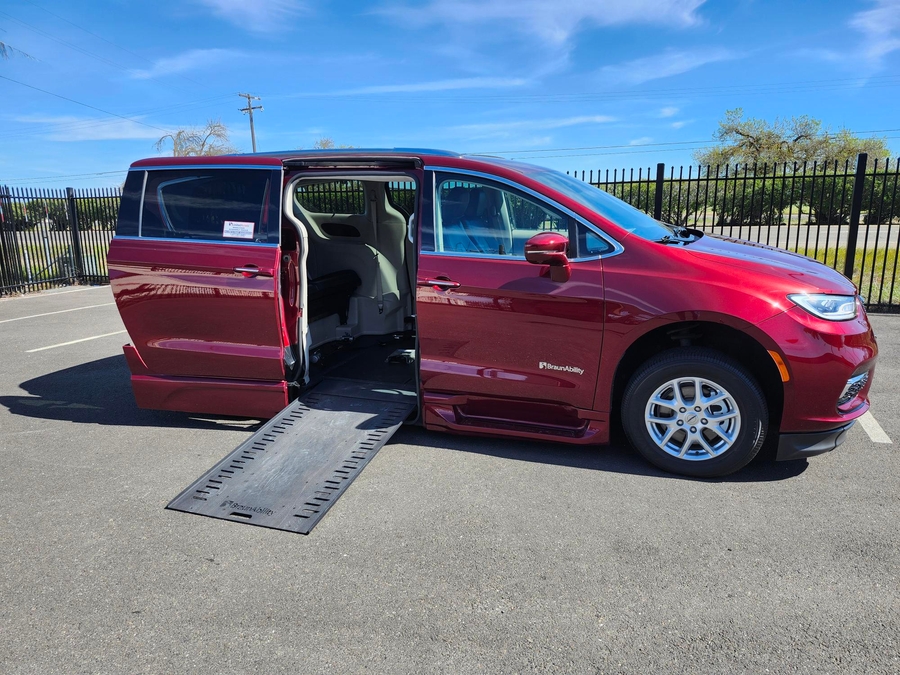 Used 2021 Chrysler Pacifica Touring L - BraunAbility Side Entry Entry In Floor Automatic Ramp