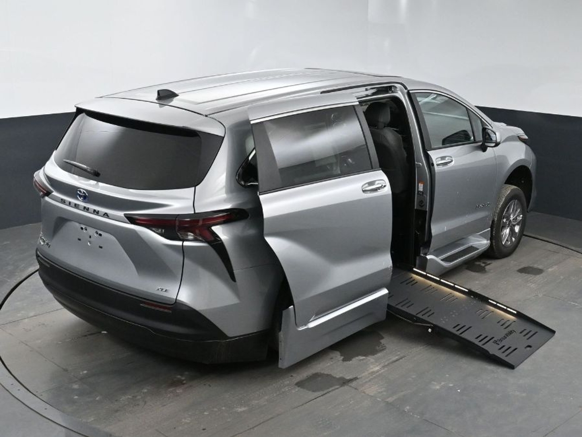 2025 TOYOTA SIENNA - Image 26