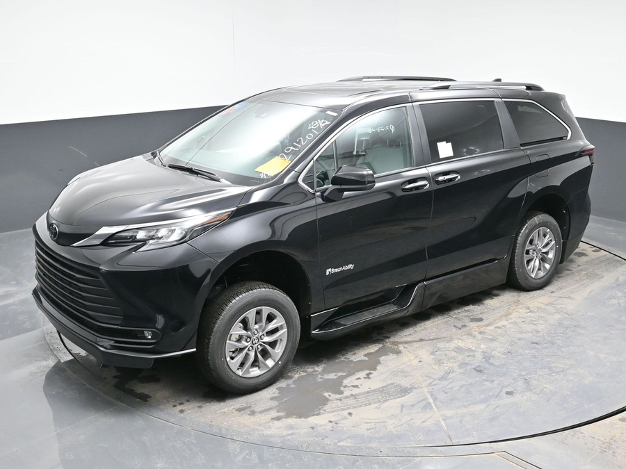 New 2026 Toyota Sienna Hybrid XLE Base - BraunAbility Side Entry Entry Fold Out Automatic Ramp