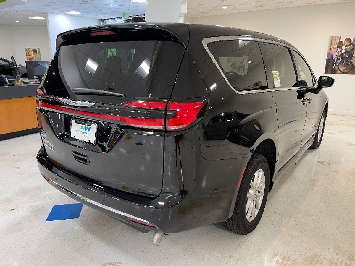 Black Chrysler Pacifica image number 7