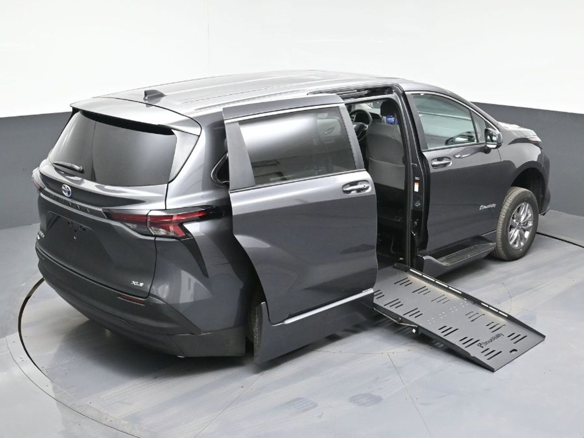 2025 TOYOTA SIENNA - Image 12