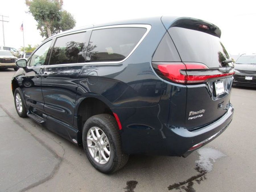 New 2025 Chrysler Pacifica Select Safety - BraunAbility Side Entry Entry In Floor Automatic Ramp