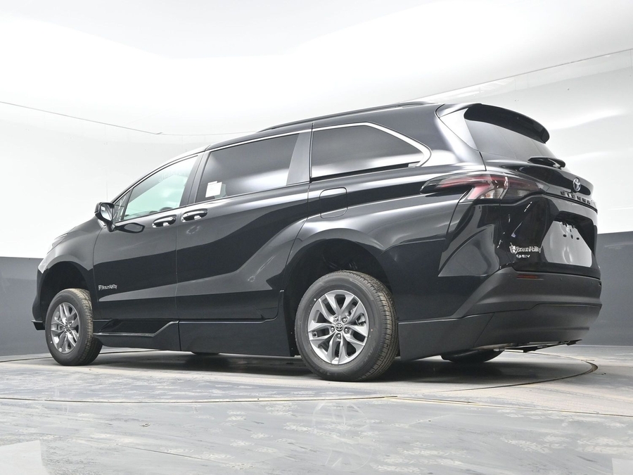 Black Toyota Sienna image number 20