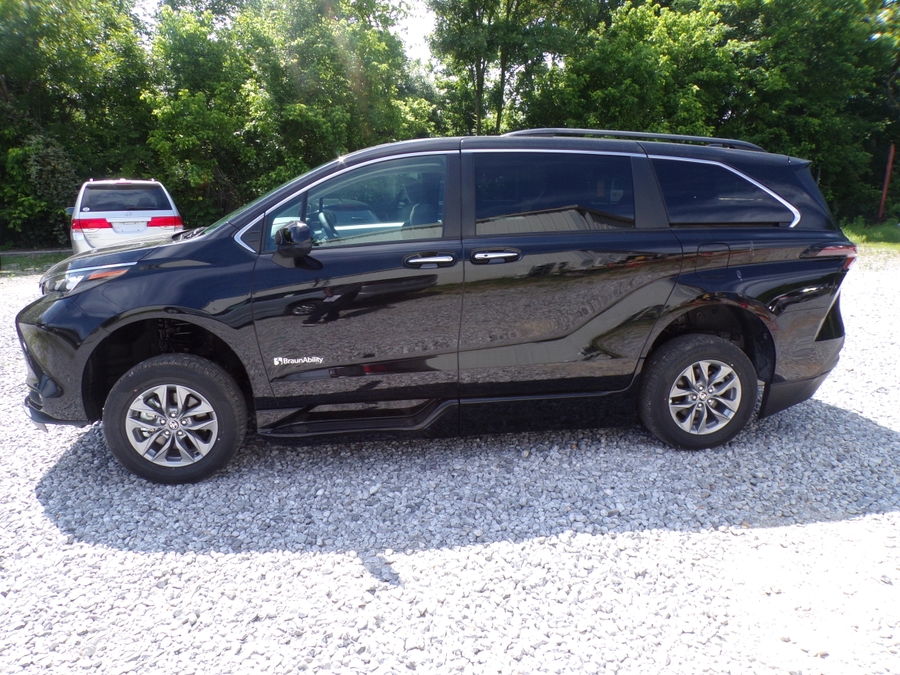 Black Toyota Sienna image number 3