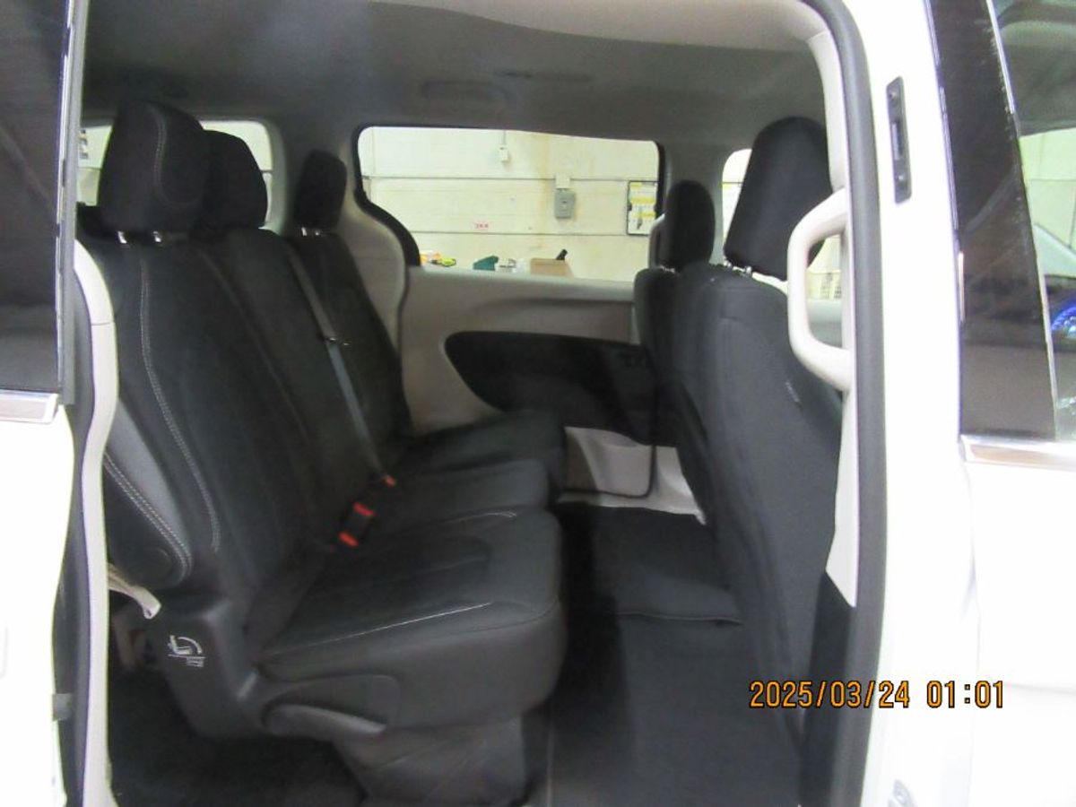 White Chrysler Voyager image number 21