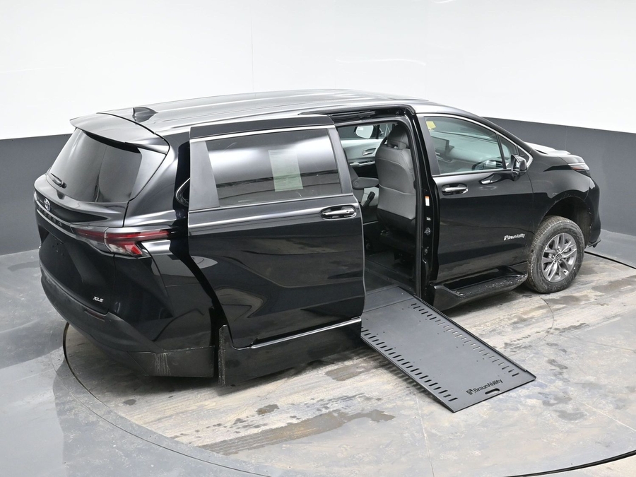 Black Toyota Sienna image number 25