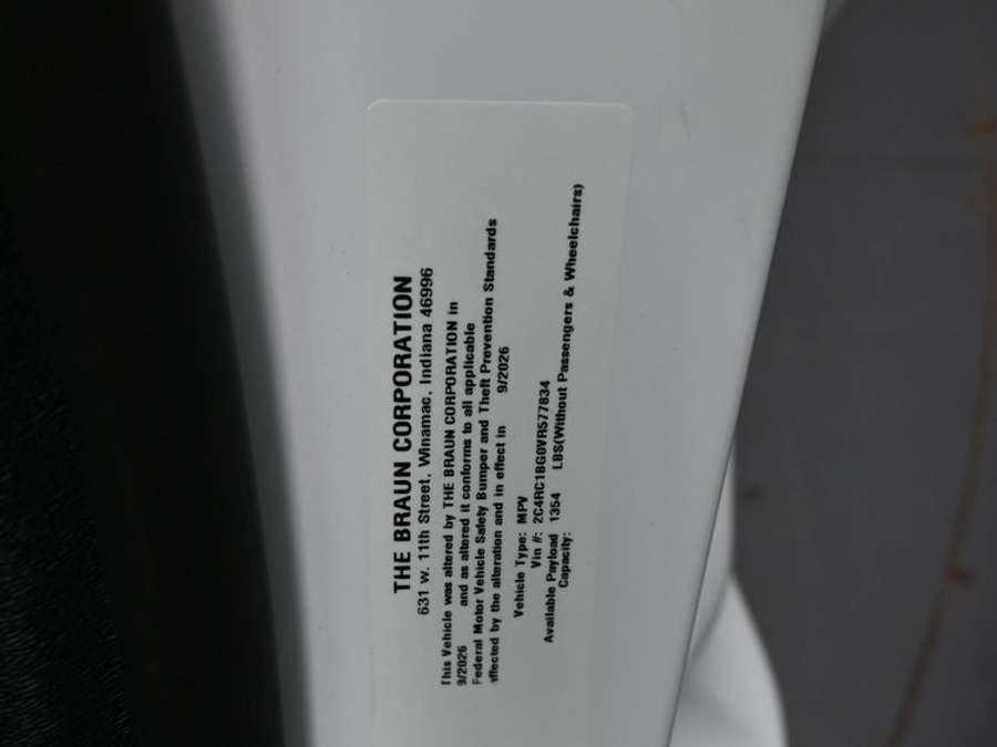 White Chrysler Pacifica image number 14