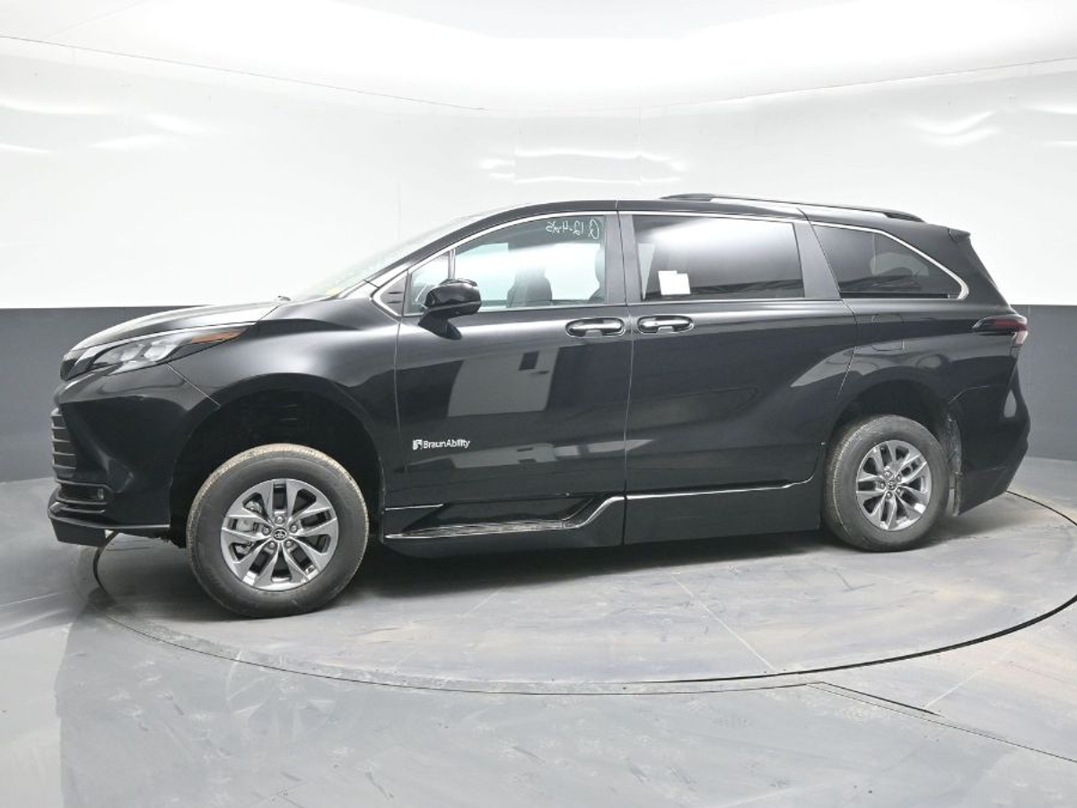 Black Toyota Sienna image number 2