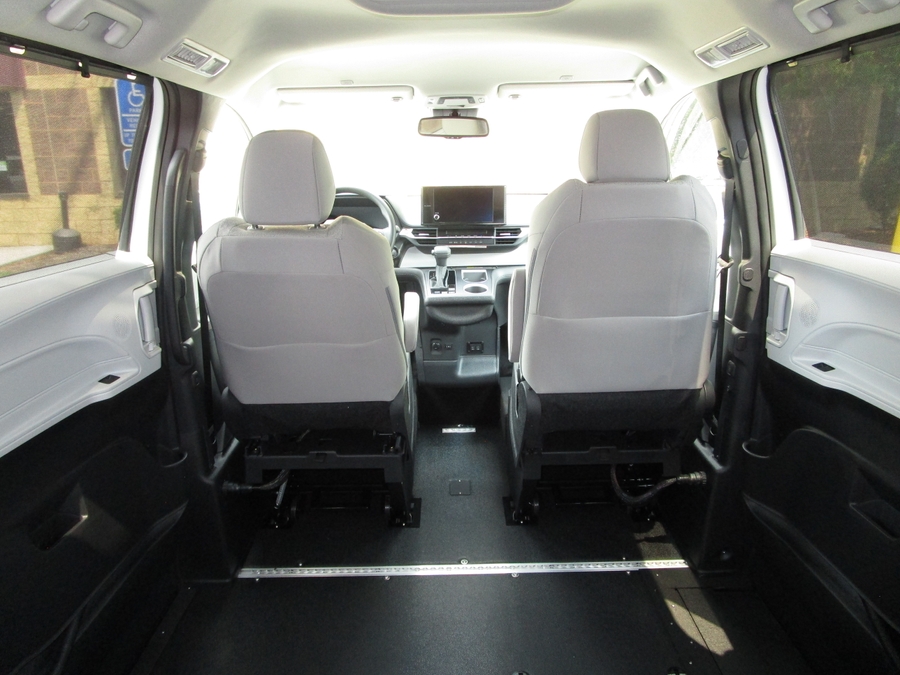 White Toyota Sienna image number 9