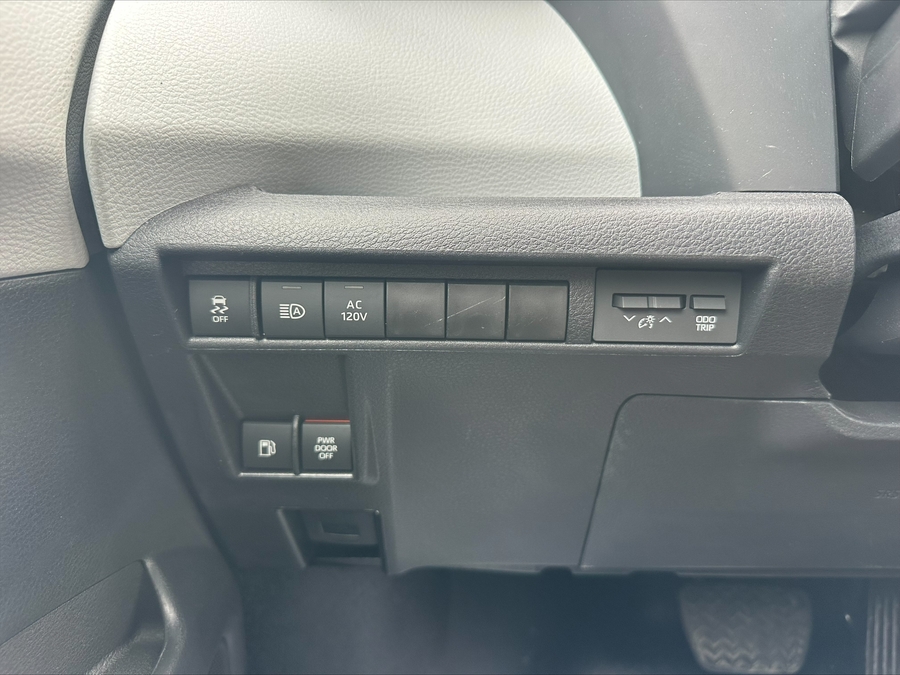 Grey Toyota Sienna image number 22