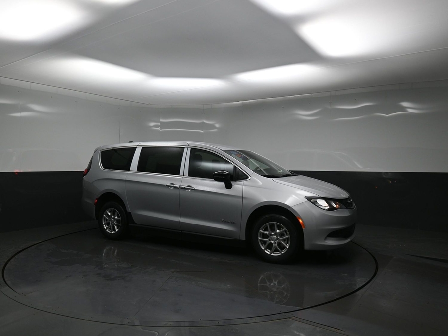 Silver Chrysler Voyager image number 14