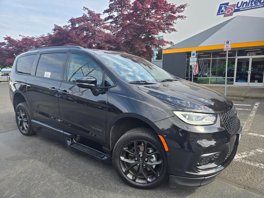 Used 2024 Chrysler Pacifica Touring L Sport - BraunAbility Side Entry Entry Fold Out Automatic Ramp