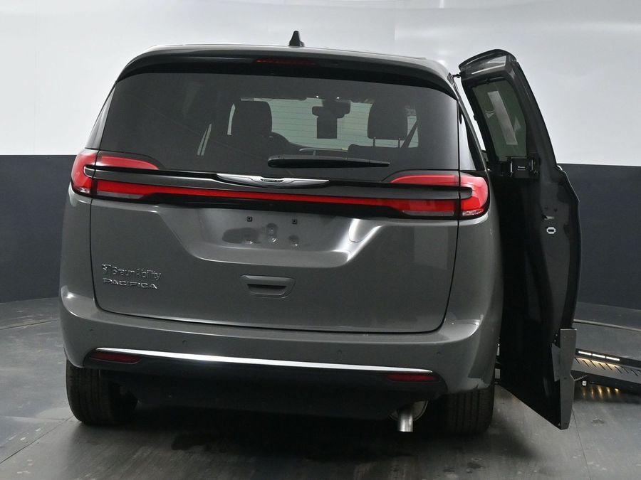 New 2025 Chrysler Pacifica Select Safety - BraunAbility Side Entry Entry Fold Out Automatic Ramp