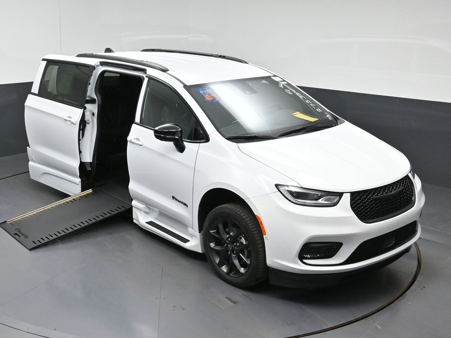 New 2026 Chrysler Pacifica Select Sport - BraunAbility Side Entry In Floor Automatic Ramp