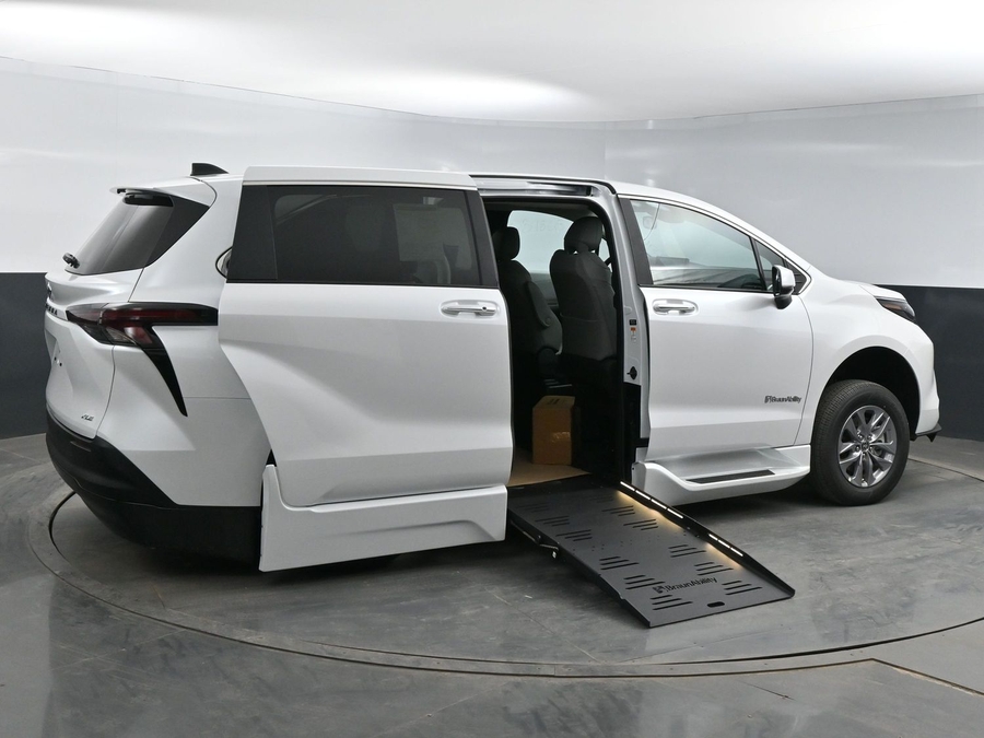 New 2025 Toyota Sienna Hybrid XLE Base - BraunAbility Side Entry Entry Fold Out Automatic Ramp