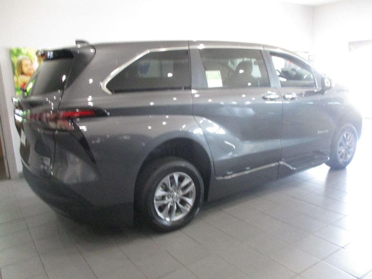 Grey Toyota Sienna image number 5
