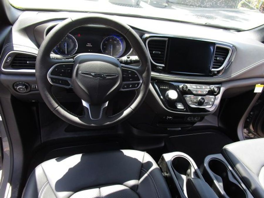 New 2025 Chrysler Pacifica Select Safety - BraunAbility Side Entry Entry Fold Out Automatic Ramp