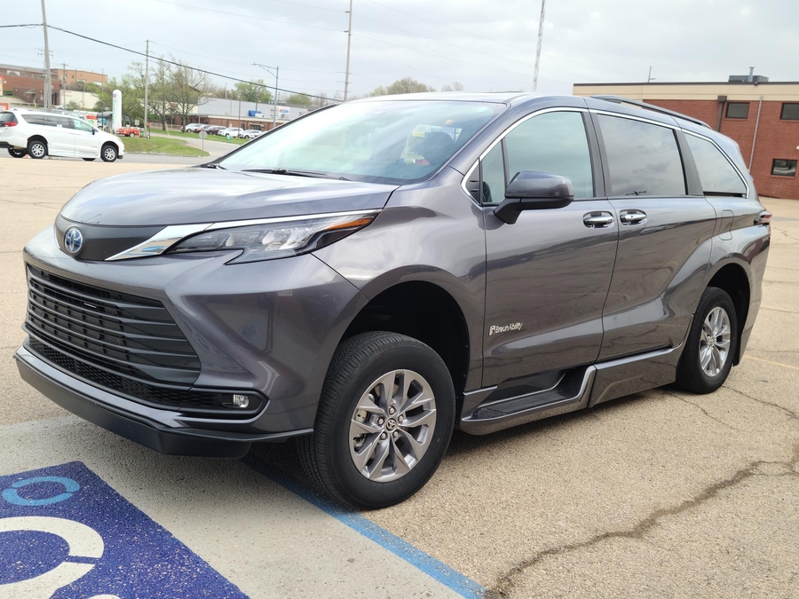 Used 2025 Toyota Sienna Hybrid XLE - BraunAbility Side Entry Entry In Floor Automatic Ramp