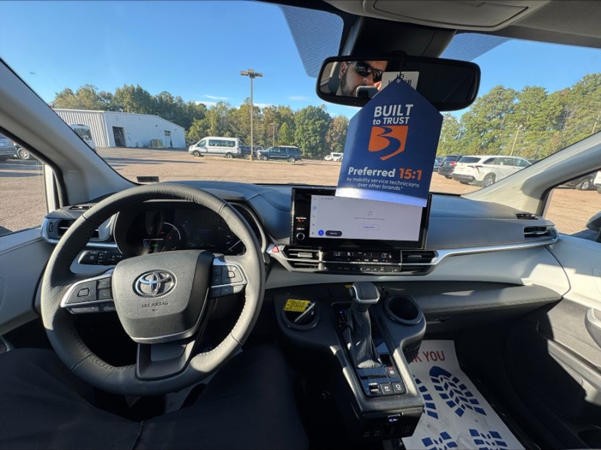 2025 TOYOTA SIENNA - Image 9