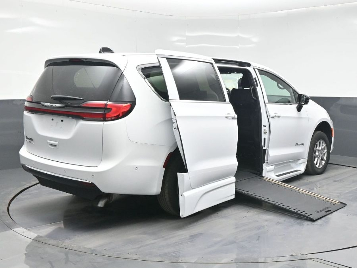 White Chrysler Pacifica image number 6