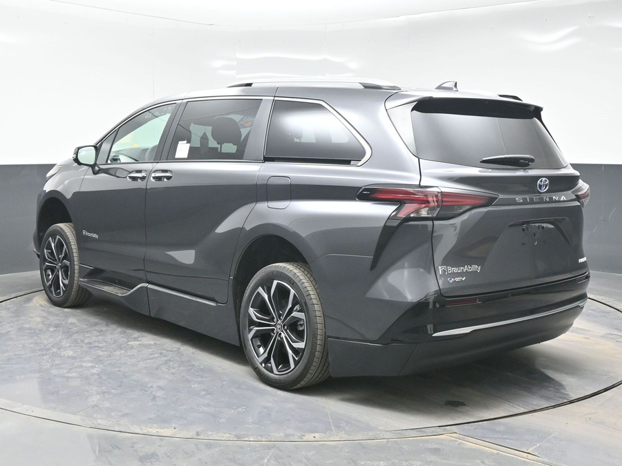 Grey Toyota Sienna image number 4