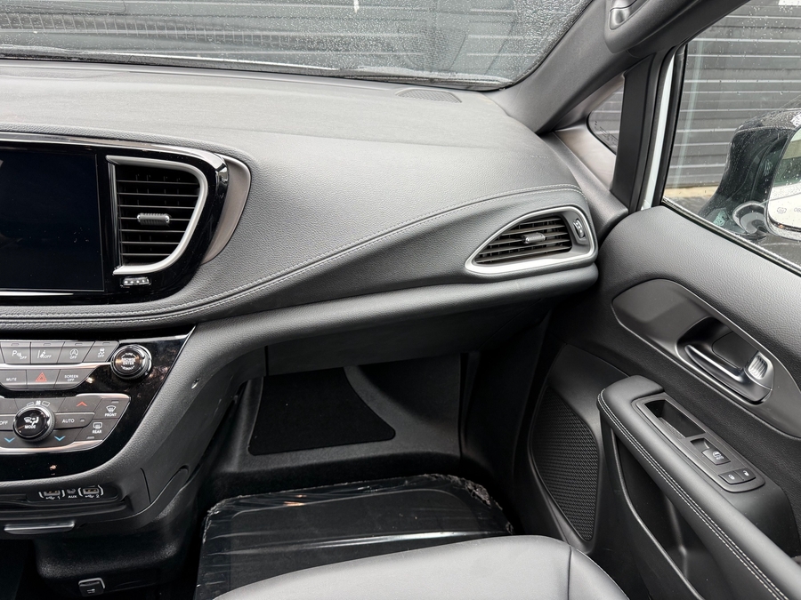 Used 2025 Chrysler Pacifica Select - BraunAbility Side Entry Entry In Floor Automatic Ramp