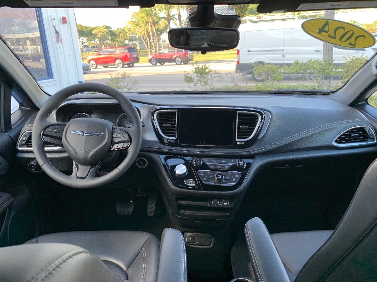 Black Chrysler Pacifica image number 8