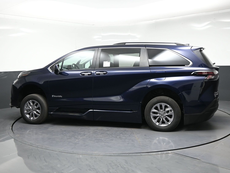 New 2026 Toyota Sienna Hybrid XLE Base - BraunAbility Side Entry Fold Out Automatic Ramp