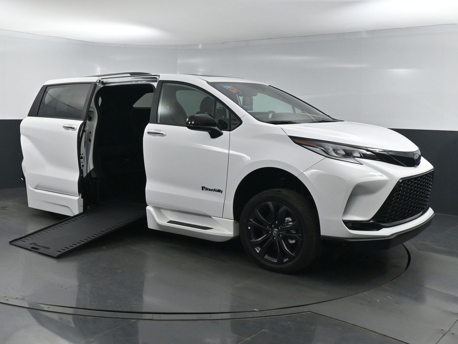 New 2025 Toyota Sienna Hybrid XSE Sport - BraunAbility Side Entry Entry In Floor Automatic Ramp