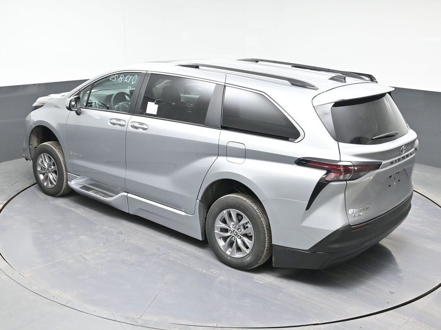 New 2025 Toyota Sienna Hybrid XLE Plus - BraunAbility Side Entry Entry In Floor Automatic Ramp