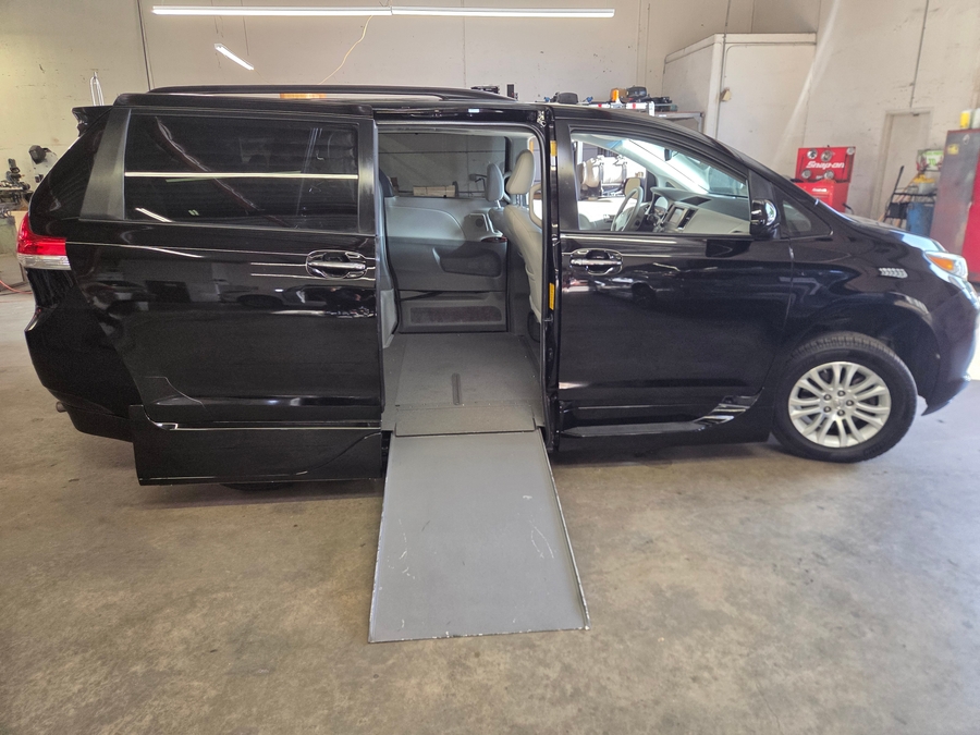 Used 2014 Toyota Sienna XLE - VMI Side Entry In Floor Automatic Ramp