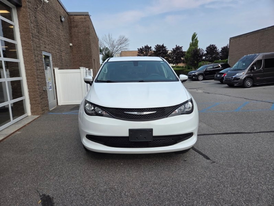 White Chrysler Voyager image number 3