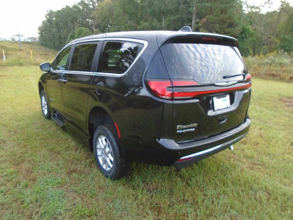 2025 CHRYSLER PACIFICA - Image 17