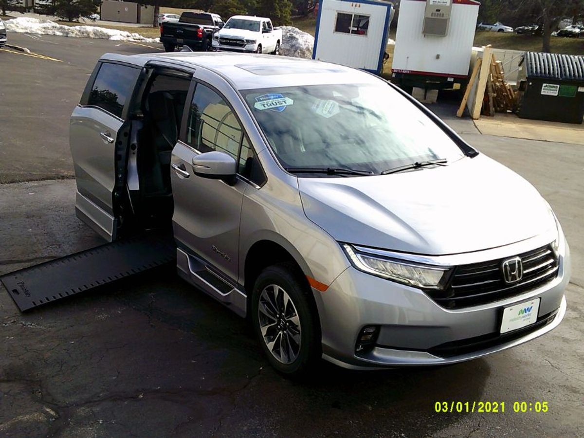 Silver Honda Odyssey image number 1