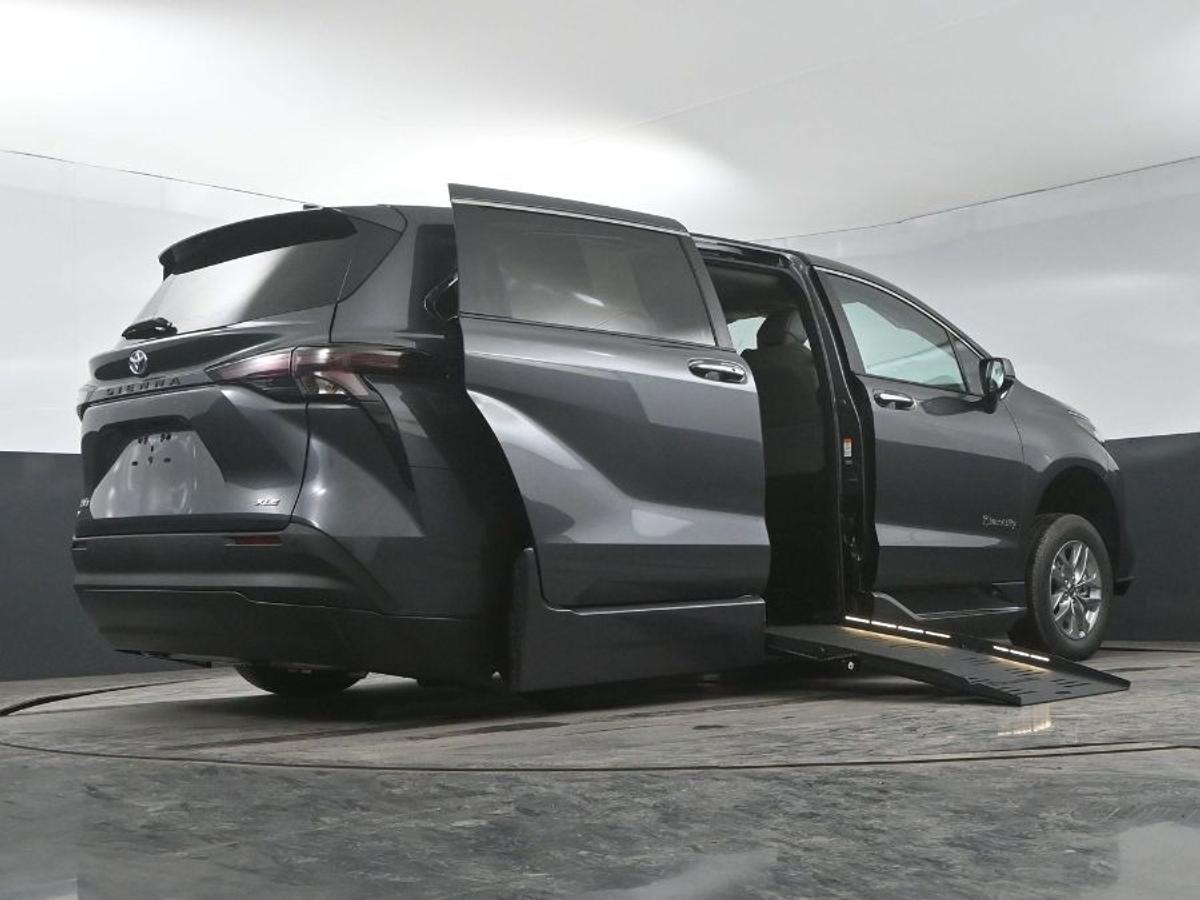 Grey Toyota Sienna image number 15