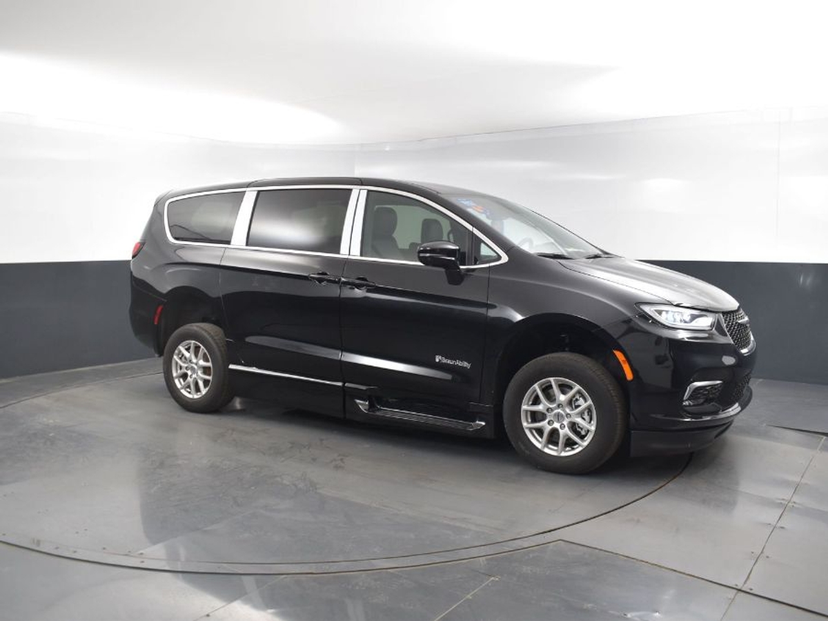 Black Chrysler Pacifica image number 17