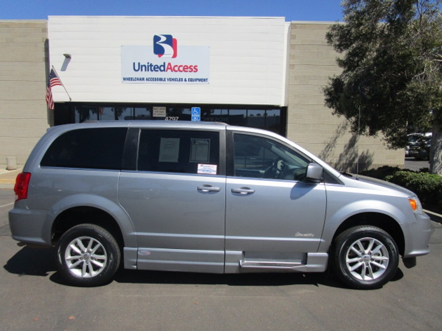 Used 2019 Dodge Grand Caravan SXT - Revability Side Entry Entry Fold Out Automatic Ramp