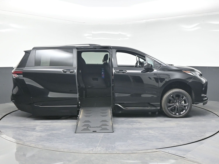 New 2025 Toyota Sienna Hybrid XSE Sport - BraunAbility Side Entry Entry Fold Out Automatic Ramp
