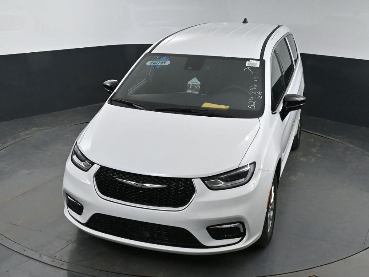 White Chrysler Pacifica image number 11