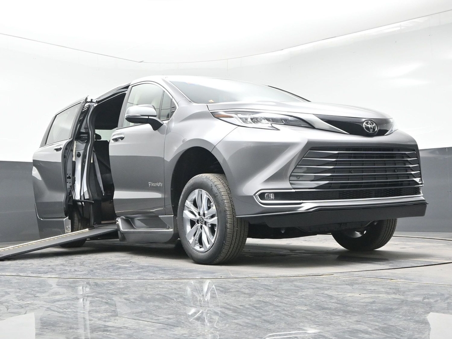New 2026 Toyota Sienna Hybrid Limited - BraunAbility Side Entry Entry In Floor Automatic Ramp