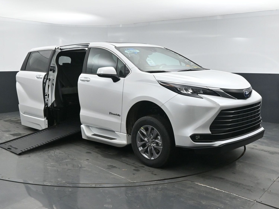 New 2025 Toyota Sienna Hybrid XLE Base - BraunAbility Side Entry Entry In Floor Automatic Ramp