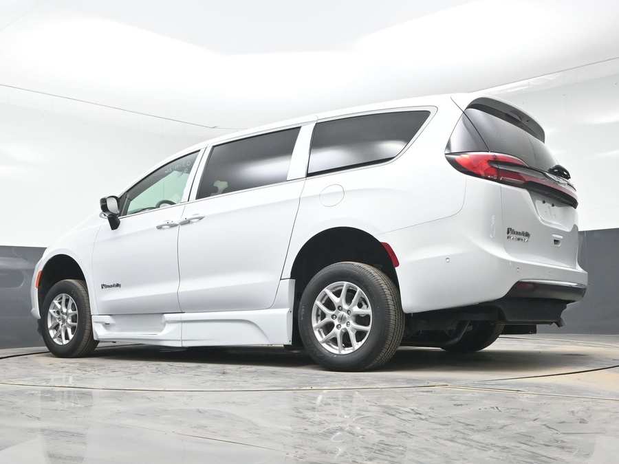 White Chrysler Pacifica image number 20
